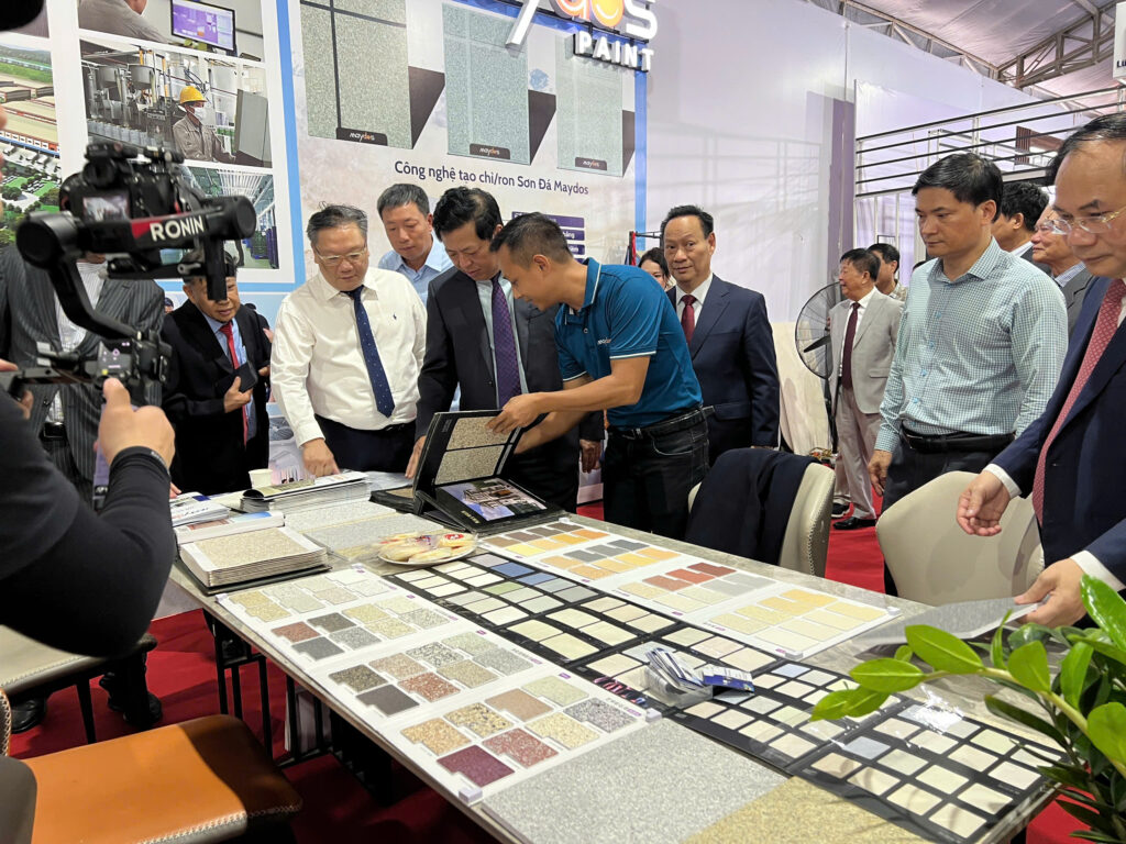 Đồng chí Trần Hồng Minh – Bộ trưởng Bộ Xây dựng và Đồng chí Nguyễn Văn Sinh – Thứ trưởng Bộ Xây dựng thăm gian hàng